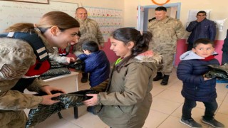 Jandarmanın hediye götürdüğü köy çocukları büyük mutluluk yaşadı
