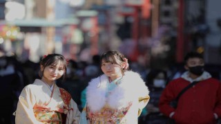 Japonyada gençler Yetişkinler Gününü kimono giyerek kutladı