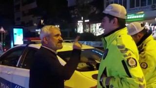 Kadıköyde ceza yazan polise ‘İnsan olalım diyen taksici, tepki görünce ‘Hepimiz kardeşiz diyerek geri adım attı