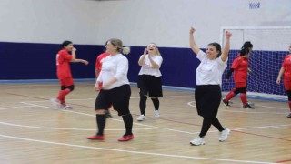 Kadın öğretmen ve öğrenciler bağımlılığa ‘futbol oynayarak dikkat çekti