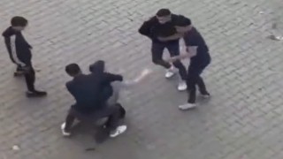 Kafedeki kavga sokağa taştı, tekme ve yumruklar havada uçuştu