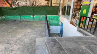 Kağıt toplayıcı kılığına girdiler, klimayı 3 dakikada götürdüler