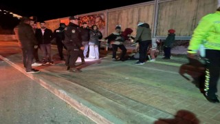 Kaldırıma çıkan sürücü, çocuğa çarpıp otomobili bırakarak kaçtı
