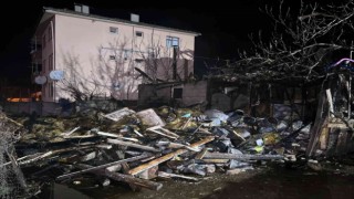 Kalorifer kazanı patladı, alevler geceyi aydınlattı