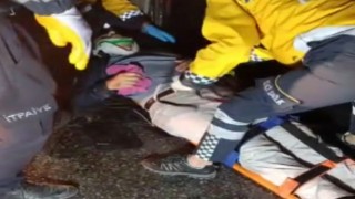 Kamyonda sıkışan sürücüyü, itfaiye ekipleri kurtardı