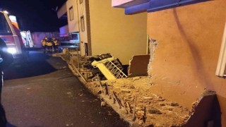 Kamyonet araçlara çarpıp boşluğa düştü: 1 yaralı