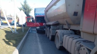 Kamyonet kamyona çarptı: 1 yaralı