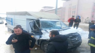Kamyonet tırla çarpıştı: 1 yaralı