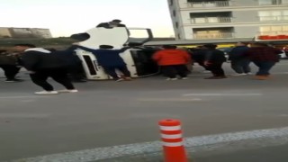 Kamyonet yan yattı, vatandaşlar sürücüyü kurtarmak için seferber oldu