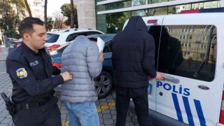 Kamyonetin arka kapısını çalıp satmaya 2 tutuklama