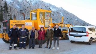 Kar sebebiyle araçları yolda kalan 4 vatandaş kurtarıldı