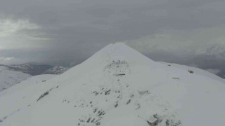 Kar ve tipi nedeniyle Nemrut Dağı yolu ulaşıma kapandı