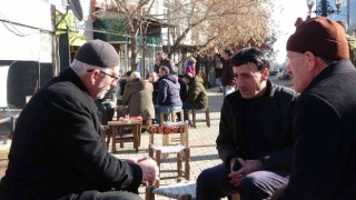 Kar yağışının olmadığı Bingölde, vatandaşlar güneşin tadını çıkardı