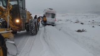 Kara saplanan ambulans belediye ekipleri tarafından kurtarıldı