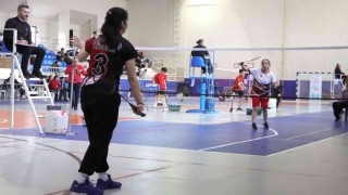 Karamanda okul sporları gençler badminton grup müsabakaları başladı