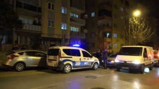 Karısını önce eşarpla boğmaya çalıştı, sonra bıçakla boğazını kesti