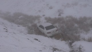 Karlı yolda kayan araç şarampole uçtu