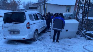 Karlıovada hafif ticari araç elektrik trafosuna çarptı