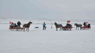 Karsta buz üstünde atlı kızakla gezdiler, soğuğa aldırış etmeden horon teptiler