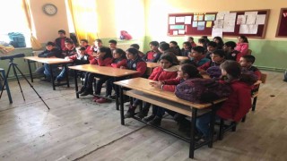 Karsta çocuklara doğa eğitimi veriiyor