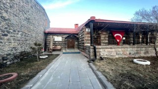 Karsta Kalem Kitap Kahve Evi öğrencilere hizmet veriyor