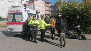 Kaskı sayesinde ölümden döndü, motosikletini emanet etmeden ambulansa binmedi