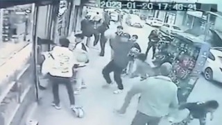 Kavgayı ayırmaya çalışan esnafa tüplü saldırı kameraya yansıdı