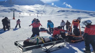 Kayak yaparken kontrolünü kaybetti, sıra bekleyenlere çarptı:4 yaralı