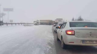 Kayan tır karayolunu 20 dakika trafiğe kapattı