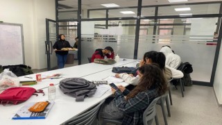 Kayapınarda akademi ve bilgievlerindeki 4 bin öğrenciye sandviç ikram edildi