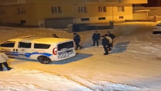 Kayganlaşan yolda kalan polis ekiplerinin yardımına vatandaş koştu