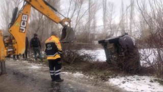 Kayganlaşan yolda kontrolden çıkıp yan yattı: 4 sağlık çalışanı yaralandı