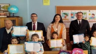 Kaymakam Arıkan Hayırsever Gümüşlü ile birlikte karne dağıttı