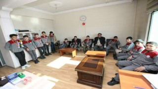 Kaymakam Nasır sporcu öğrencileri kabul etti