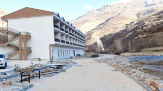 Kaymakam Sakarya ve Başkan Şeylan yapımı devam eden çalışmaları yerinde inceledi