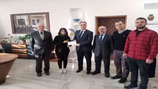 Kaymakam Tosun, kompozisyon yarışması il birincisi öğrenciyi ödüllendirdi