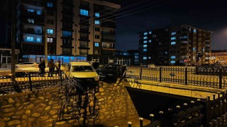 Kaza yapan otomobiller kanal kenarında asılı kaldı