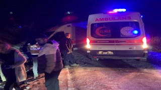 Kaza yerine giden iki ambulans buzlanma nedeniyle yoldan çıktı