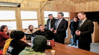 Kazandan yemek yiyip, gençlerle bilardo oynadılar