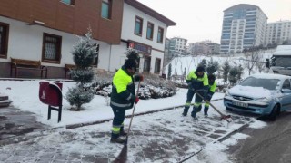 Keçiörende karla mücadele aralıksız devam ediyor