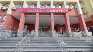 Kendisini savcının manevi oğlu, eşini ise hakim olarak tanıttı, mağduru da savcının akrabası ile evlendirme umuduyla dolandırdı