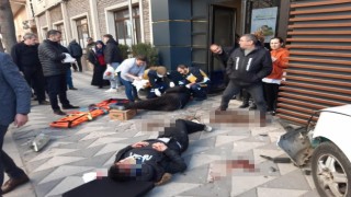 Kırmızı ışıkta bekleyen yayaların arasına otomobil daldı, 4 kişi yaralandı