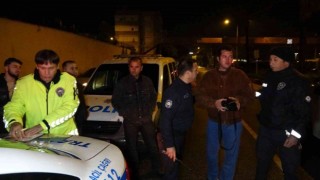 Kırmızı ışıkta geçen alkollü sürücü otomobile çarpıp takla attı, ehliyetinin derdine düştü