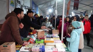 Kitap fuarında Kürtçe kitap standına yoğun ilgi