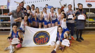 Kolej Vakfı Genç Kızlar Voleybol takımı Türkiye yarı finallerinde