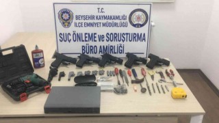 Konaklama tesisinde 5 tabanca ile çok sayıda parçası bulundu
