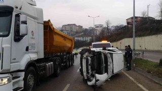 Kontrolden çıkan otomobil karşı şeride geçerek devrildi