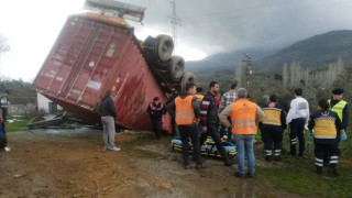 Kontrolden çıkan tır devrildi, sürücü araçta sıkıştı