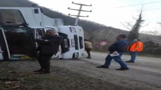 Kontrolden çıkan tır devrildi, sürücü yaralandı