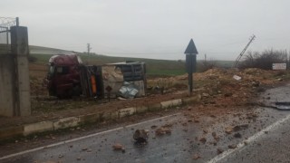 Kontrolden çıkan tır elektrik direğine çarptı: 1 yaralı